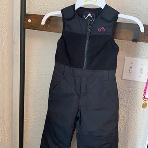 Kids snowsuit size 3 T never worn